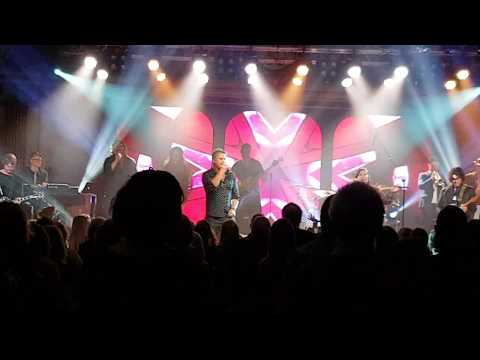 Jon Stevens and Kate Ceberano performing Ain't No Mountain High Enough 04/08/2017