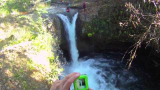 preview picture of video 'Salto de cascada en kayak!'