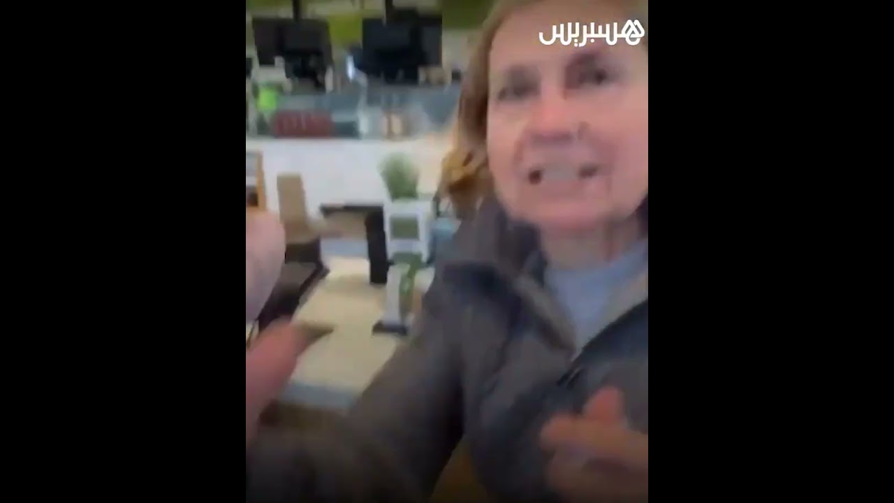 سيدة تهاجم رجلا وزوجته الحامل بشيكاغو لارتدائهما قميصا يحمل ألوان علم فلسطين thumbnail