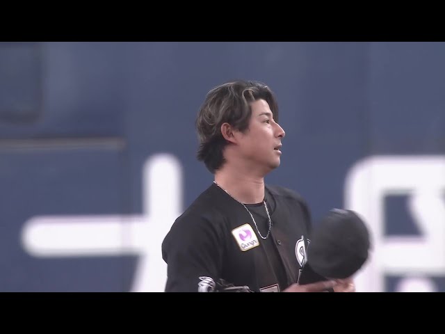 【5回裏】ジャンプ一番!! マリーンズ・藤岡裕大 頭上を襲うライナーをナイスキャッチ!! 2025年4月29日 オリックス・バファローズ 対 千葉ロッテマリーンズ
