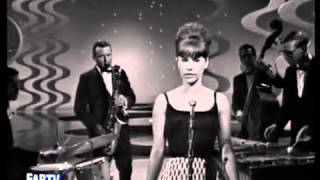 Kadr z teledysku The Girl From Ipanema tekst piosenki Stan Getz & Astrud Gilberto