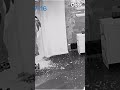 Met een voorhamer dwars door de winkeldeur, 20 seconden later weer buiten | RTV Oost