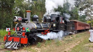 Maria Fumaça - Trem turístico da E.F.O.M. em Tiradentes/MG chegando e partindo após realizar manobra