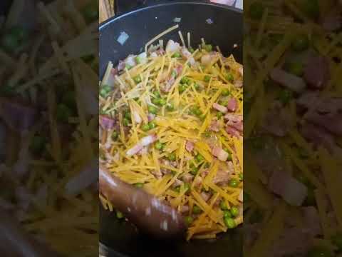 Pasta e piselli alla Napoletana con Salsiccia e uova!  Una goduria!