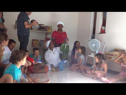 Reinaldo (Chocolates Ouro do Vale) fala com as crianças da Alecrim sobre o Cacau.