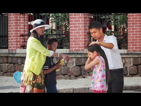 女孩街頭遭後媽惡劣對待，連路人都忍不住了：後媽也是媽！