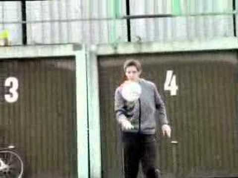 der ball muss ins tor