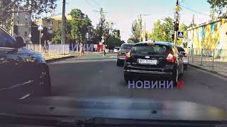 Как ездят в Николаеве: водитель Audi грубо нарушил ПДД на перекрестке (видео)