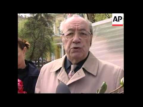 Mourners pay respects to cellist   Mstislav Rostropovich