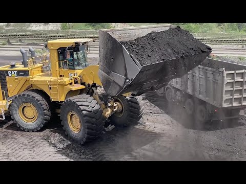 Caterpillar 990 Wheel Loader Loading Mercedes And MAN Trucks With Two Passes - Ektor Epe