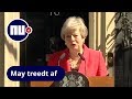 Theresa May treedt af en sluit speech af met brok in haar keel