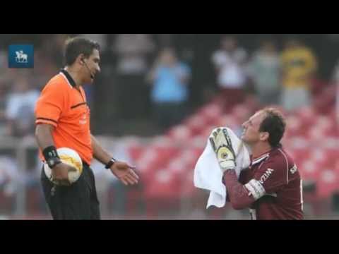 Ceni implora ao árbitro que revise lance que derrotou tricolor paulista