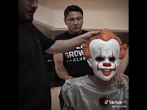 finalmente o João caetano descobriu quem era o palhaço!