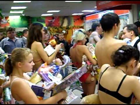 Любителей халявы в супермаркете заставили раздеться до трусов (video)