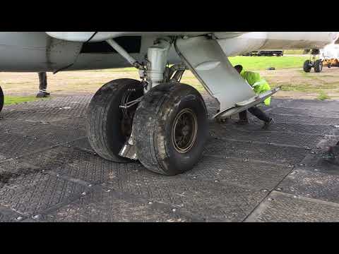 MaxiTrack Schwerlast Fahrplatten halten auch bei extrem hohen Belastungen durch ein Flugzeug stand!