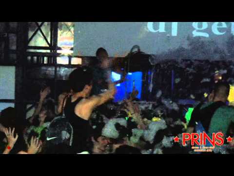 Schiuma Party alla Discoteca Prins