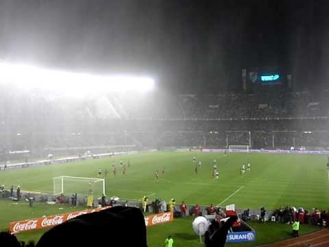NICOLAS EN EL GALLINERO - ARGENTINA VS PERU 10-OCT-2009