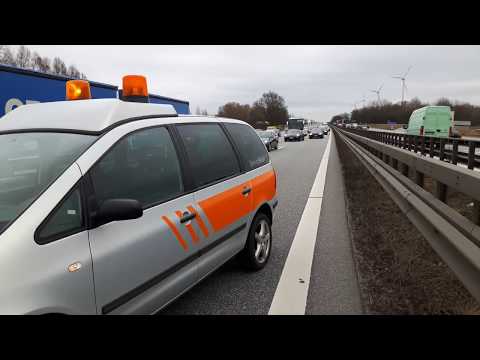 Bei Unfall mit Bagatellschaden Unfallstelle räumen (Absicherung, 23.03.2018)