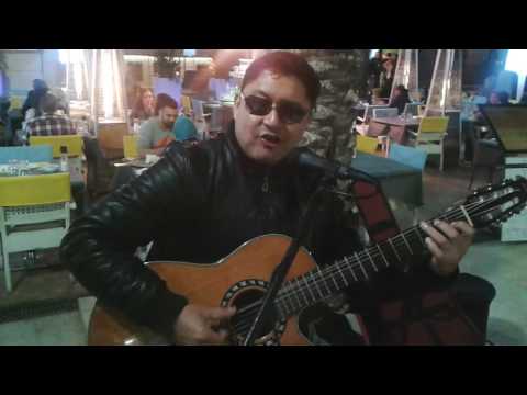 Alicante in the street.  Gantando en el planada de Alicante.