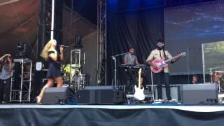 Alina Baraz sings &quot;Drift&quot; at Lollapalooza 2016