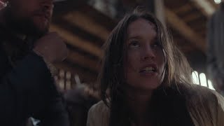 Antes que os gângsteres a eliminem, ela os avisa que eles irão se arrepender amargamente.