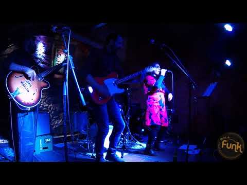 MalaFunk at La Bodegueta(Viladecans), playing "PutMeThru" by Anderson Paak