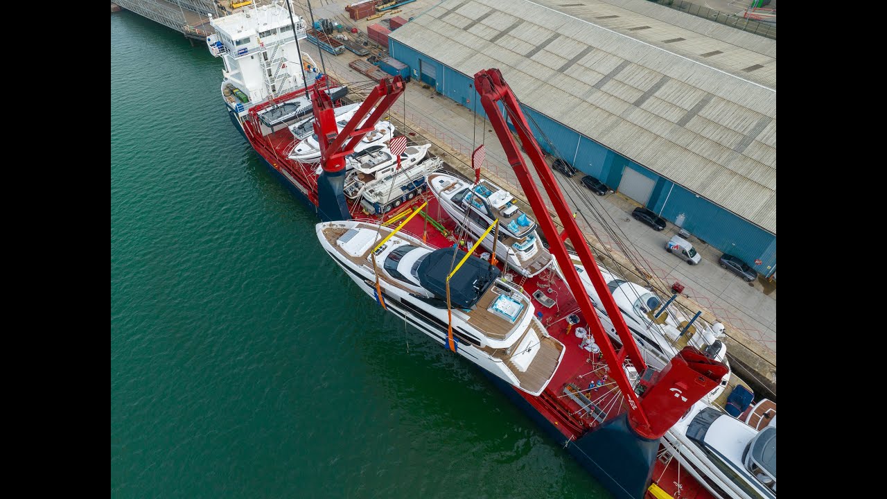 Peters & May lifting a Sunseeker 100 Yacht