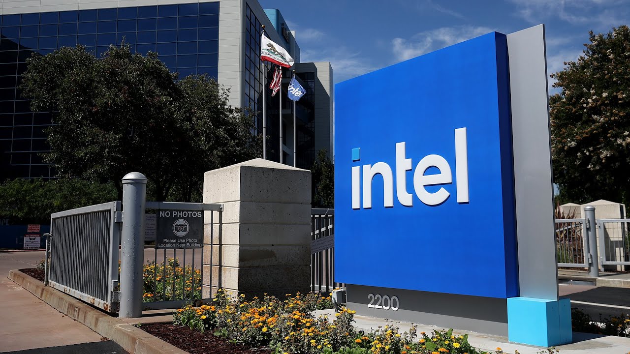 Intel Shares Fall by Most Since at Least 1982