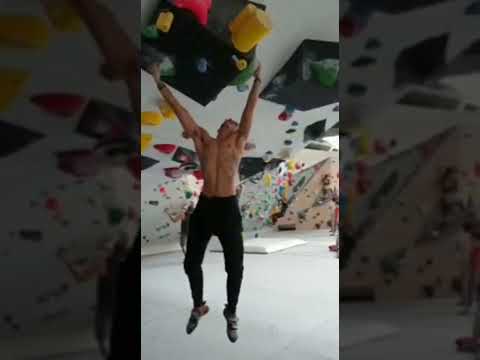 Bouldering v4 to v5 / 6b - Overhang footwork struggle #shorts #bouldering #calisthencs #overhang
