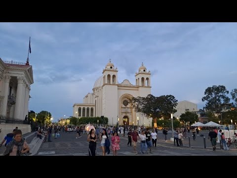 MÚSICA Y PLATICA DESDE  EL CENTRO HISTÓRICO DE SAN SALVADOR