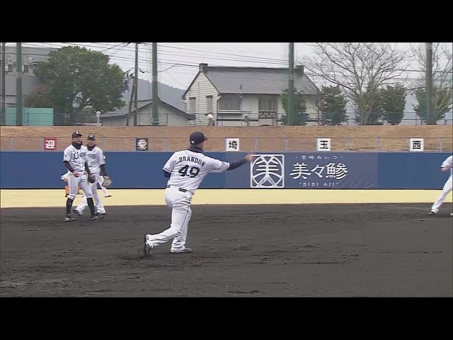 【春季キャンプ】ノックを受けるライオンズ・ブランドンが一度はボールをこぼすも… 2022年2月3日 埼玉西武ライオンズ