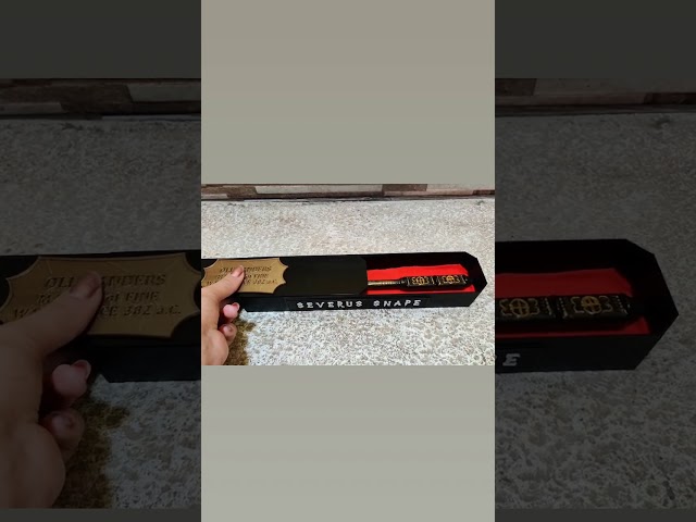 Vídeo relacionado con WDKXCN Varita Harry, 35CM Harry Varita de Acero y Resina, Mágica Varitas en Caja de Regalo con Tarjeta de Hechizo, Collar y Ticket de Estación