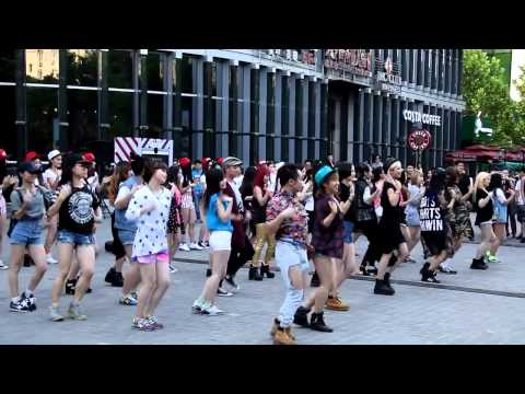 Little Apple（小苹果）-  Flash mob @三里屯快闪