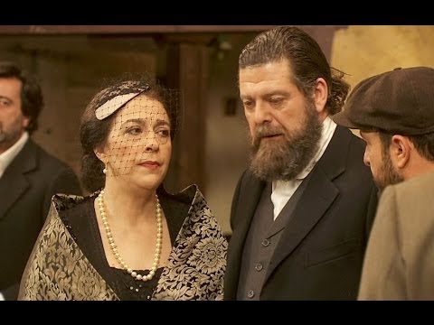 Mauricio, intentando proteger a Francisca, es golpeado por los anarquistas