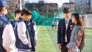 Os Valentões não sabem que o nerd que estão atormentando é amado pela garota mais popular da escola.