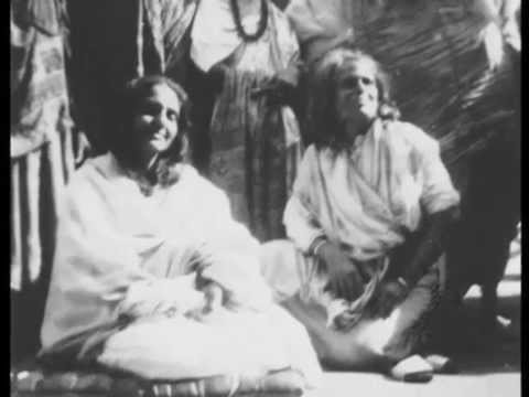 Hindi kirtan in praise of Sri Ma Anandamayi, with English subtitles