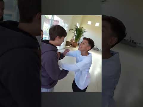 O Jotinha deu uma voadora no Cebola por ciûmes da Helô ☠️ @EuBrunaConstantino