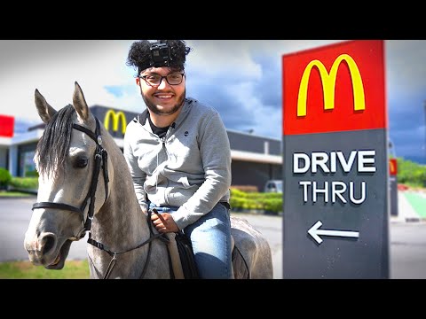 طلبت من اشهر المطاعم و انا راكب حصان