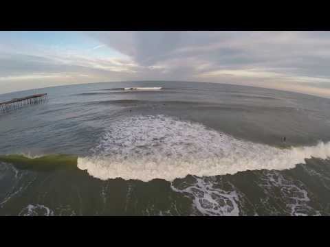 Imagens de drone do Avalon Pier e das ondas fortes