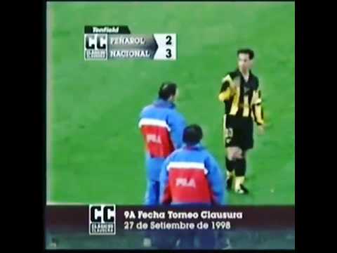 Pablo Bengochea le muestra la mano a de Leon. Peñarol