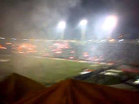 "Torcida do Peñarol / Hinchada de Peñarol - Pacaembu - Libertadores 2011 (3)" Barra: Barra Amsterdam &bull; Club: Peñarol