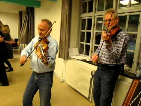 "Rejseorkestret" spiller  "Lagger Anders polska"