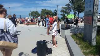 Utalentowana dziewczyna gra na skrzyocach despacito.