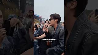 Download lagu Hobi being the superstar that he is at Lollapalooza 2025 Day 1 #bts #jhope #hobi #lollapalooza mp3