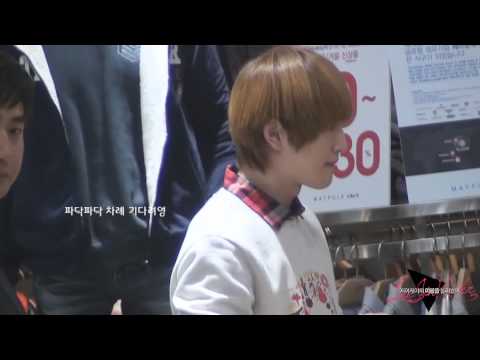 [FANCAM] 111118 Adorable Onew eye-smile + talking with fans & waving @ Maypole Fansign