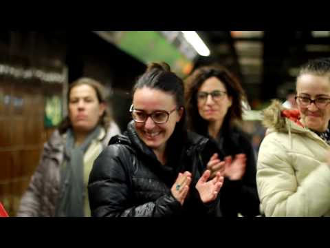 Cantante cautiva a la Gente con su Voz - Metro Barcelona