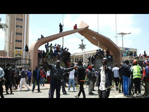 Crowds outside Kenyan parliament wait for body of opposition leader Odinga | AFP
