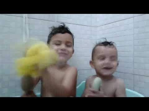 Gustavo e Felipe banho na banheira.