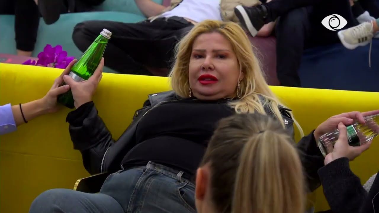 Meri këndon greqisht, Lisi e përshëndet me një këngë ‘speciale’