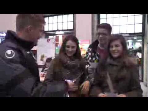 Flashmob der Stuttgarter Kickers im Hbf Stuttgart